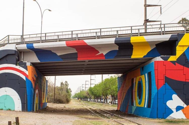 El puente de Av. Vélez Sarfield, a puro color