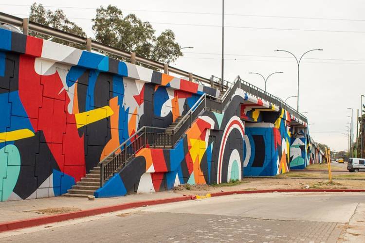 El puente de Av. Vélez Sarfield, a puro color