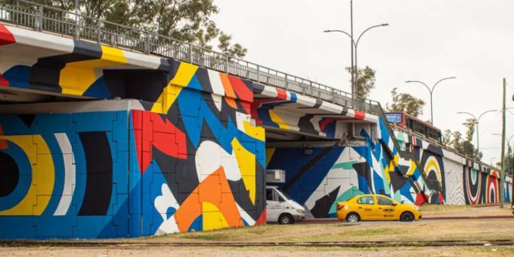 El puente de Av. Vélez Sarfield, a puro color