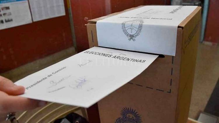 Reiteran que el sobre se debe cerrar en el cuarto oscuro, y que se puede pegar o meter su solapa