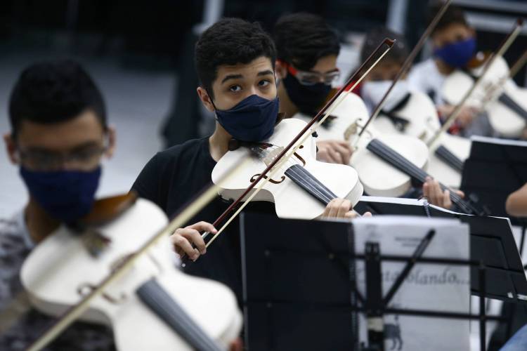 Proyecto brasileño fabrica violines con tubos de PVC