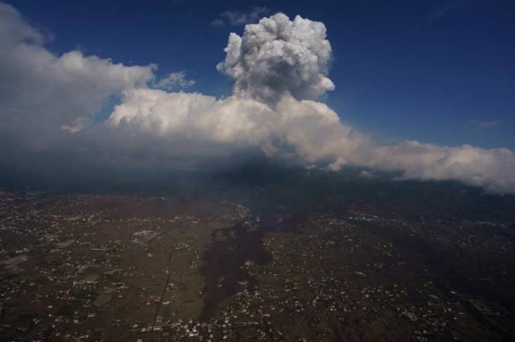 Muchos problemas en España por la erupción del volcán Cumbre Vieja en Canarias