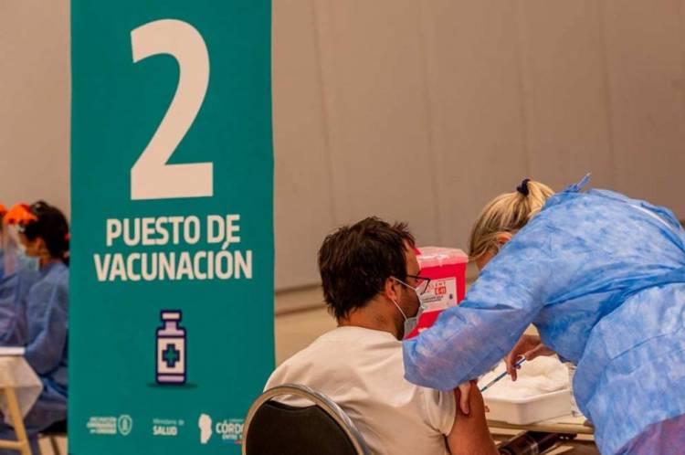 En Córdoba, dos millones de personas completaron la inmunización con la segunda dosis