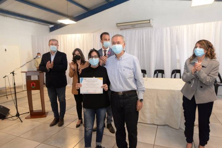 Vecinos de Oliva recibieron kits de construcción para Viviendas Semilla