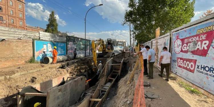 Catástrofe cloacal en la ciudad: Comenzó el reemplazo del caño obstruido