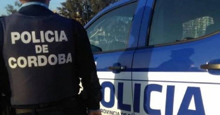 Un limpiavidrios le rompió un balde en la cabeza a una mujer