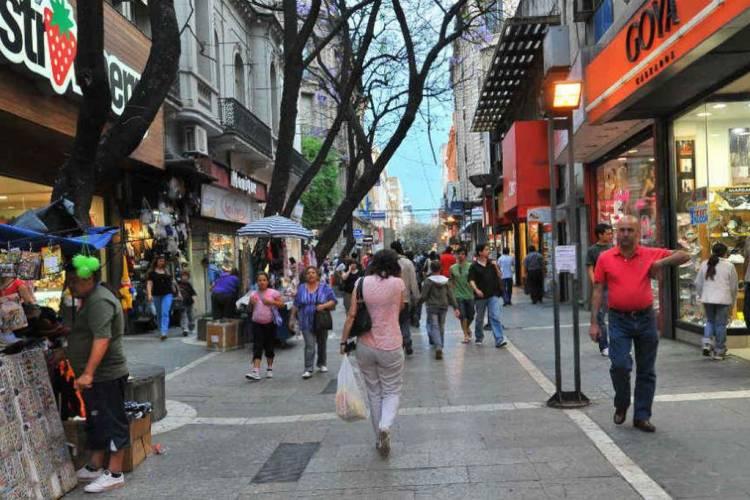 Detuvieron a una mujer de 80 años por hurtar una cartera en un local de la peatonal