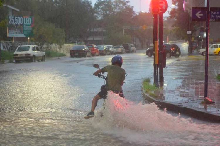 Intensa granizada en las Altas Cumbres y nueva jornada con importantes lluvias en Córdoba