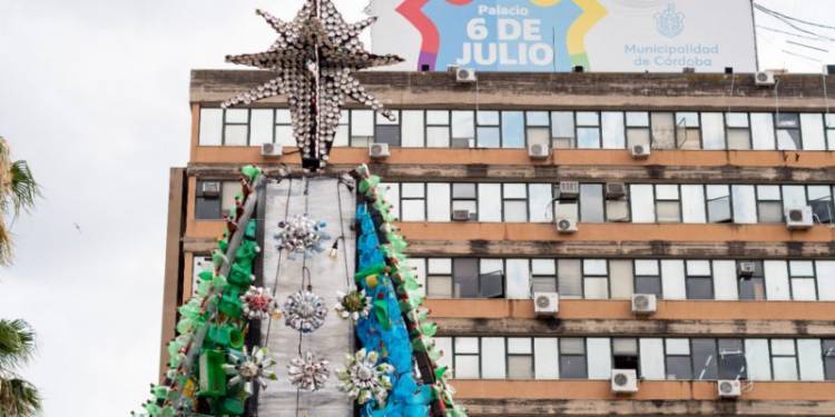 Hoy encienden las luces del árbol de Navidad hecho con residuos