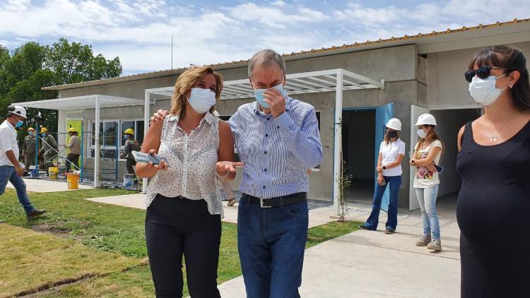 Schiaretti estuvo en Estación Juárez Celman visitando la obra de un nuevo jardín de infantes