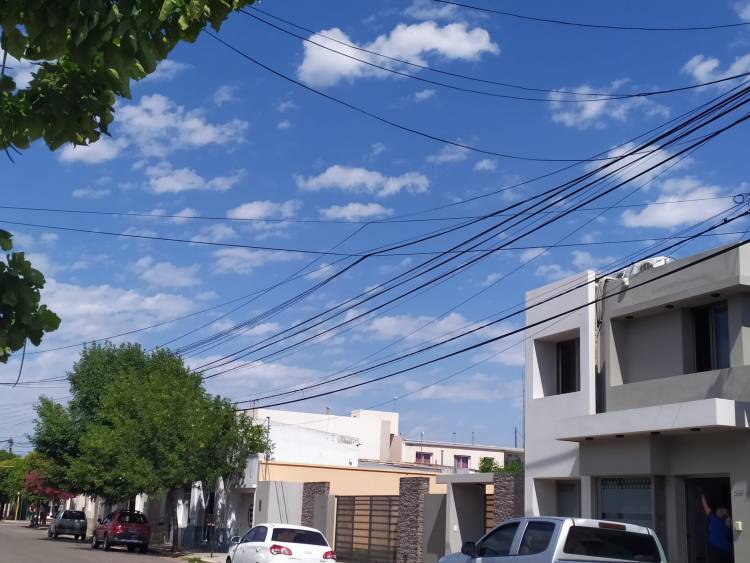 Sampacho: Buscan respuesta a los cables que inundan las calles de esa localidad