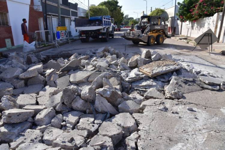 Arreglan pavimento que se rompió con las altas temperaturas