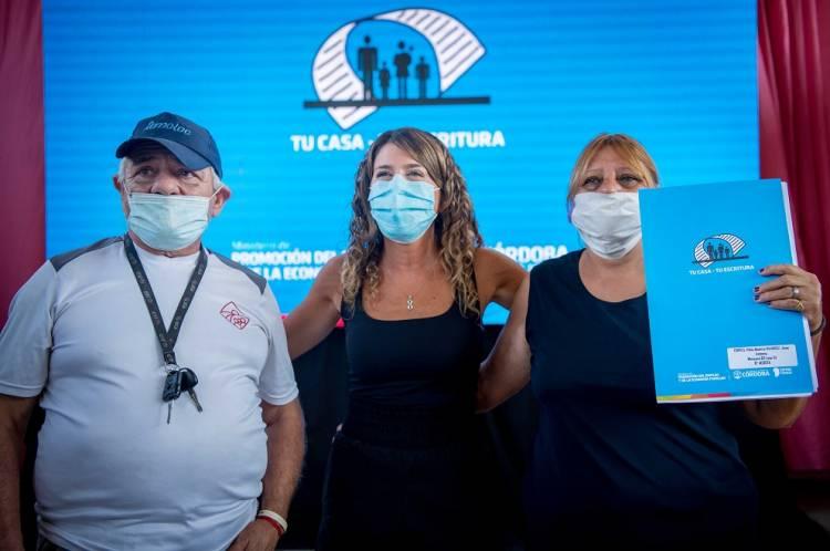 Familias de barrio Acosta recibieron escrituras sociales