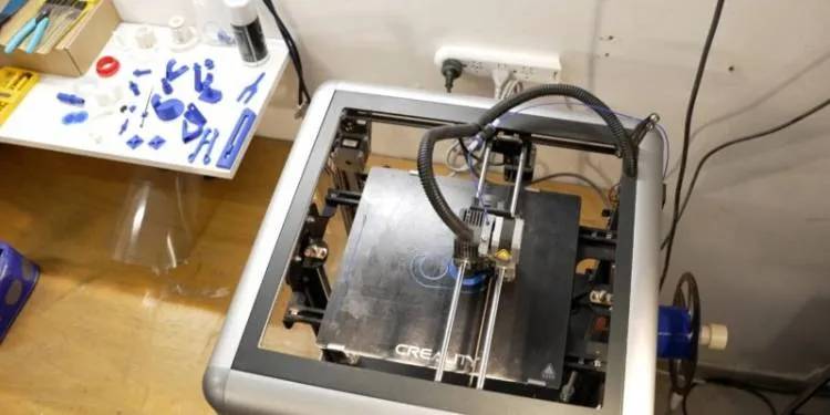 Con una impresora 3D fabrican piezas para equipamiento y aparatología