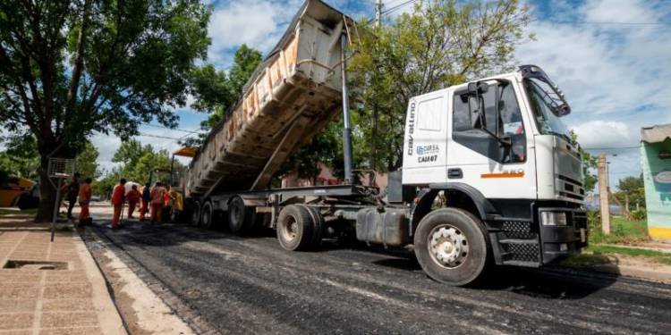 En barrio San Felipe, comenzó la pavimentación de 135 cuadras