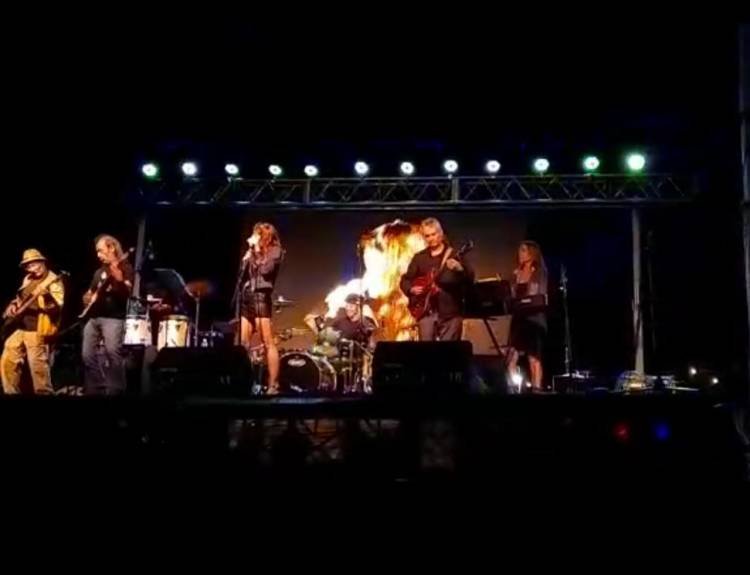 La noche de La Falda vibró al ritmo de la buena música