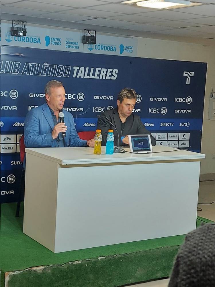 Hoyos dejó de ser el DT de Talleres