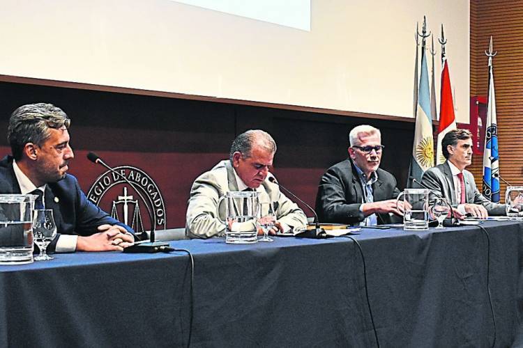 En el debate, tres candidatos rechazaron renunciar a cargos públicos