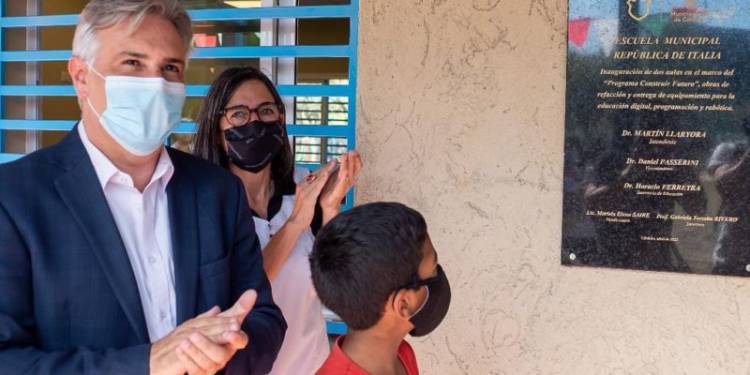 Llaryora llegó a las 18 aulas inauguradas de su gestión