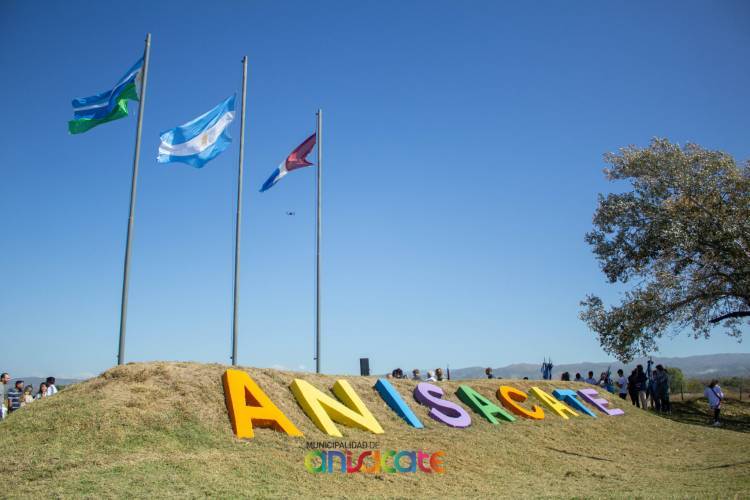  En el ingreso a  Anisacate ya flamea la bandera local