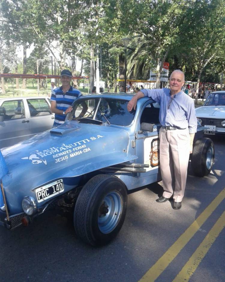 Domingo de Caravana de autos clásicos y antiguos en Colonia Caroya