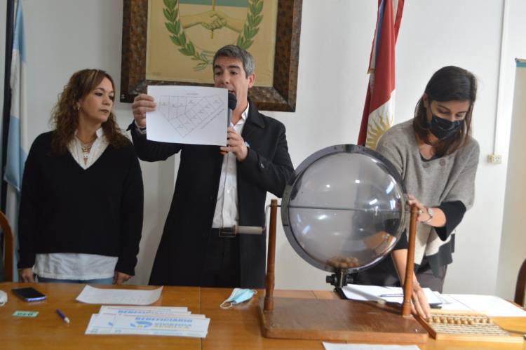 Matias Montoto sorteó 10 viviendas para los vecinos de Huerta Grande