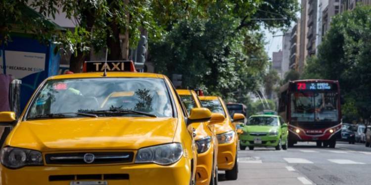 Desde este sábado, viajar en remis o taxi será más caro