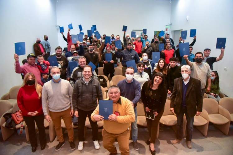 Entregaron habilitaciones a 33 trabajadores areneros
