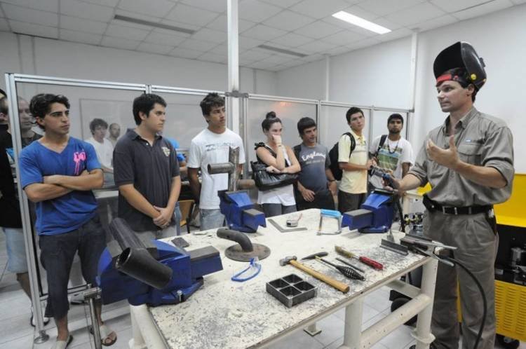 En Argentina, se afianzan cada vez más los programas gratuitos de formación en oficios