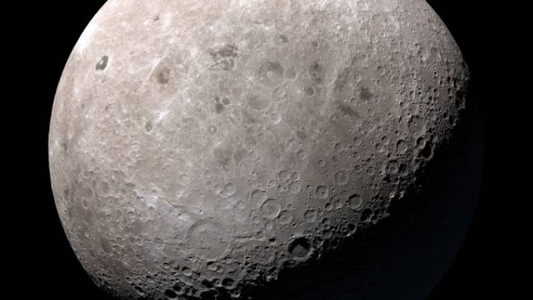 Descubrieron restos de agua autóctona en la Luna