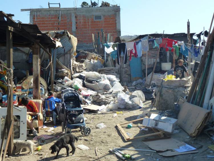 Argentina sumida en pobreza y con barrios marginales que crecen a diario