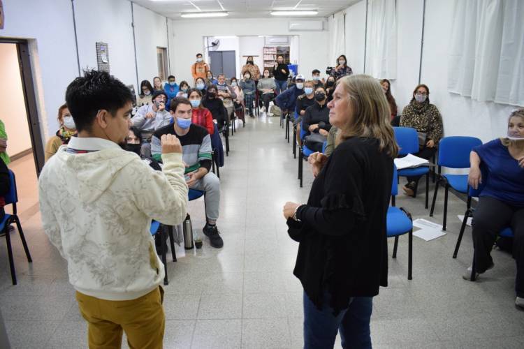 Capacitarán a personal de salud en Lengua de Señas