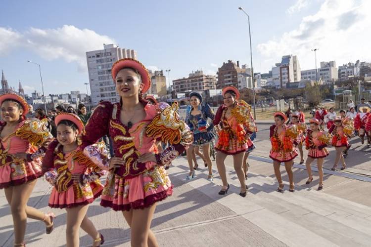 La Legislatura se vistió de color y fiesta al recibir a la Virgen de Urkupiña