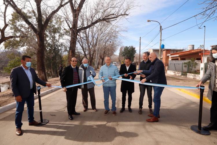 El gobernador inauguró la pavimentación de la costanera