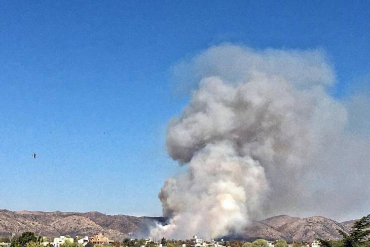 Incendio de gran proporción en LAS JARILLAS