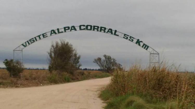 “La luz mala” acompaña a los automóviles en la zona del arco de Alpa Corral.