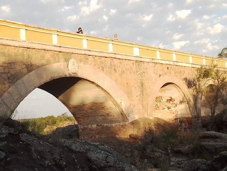 Familia fotografió un “fantasma” en el Puente Viejo de Río de Los Sauces 