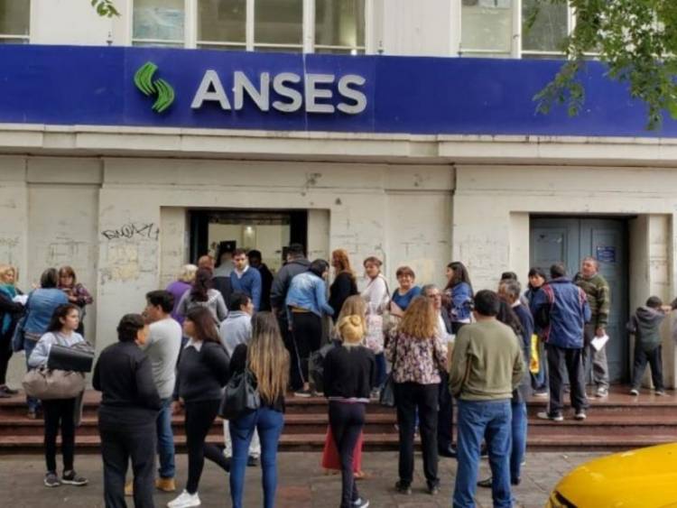 Hoy seguirán las largas colas en los dos domicilios de  ANSES