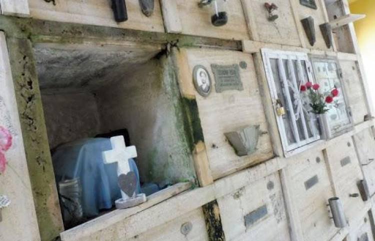 En General Cabrera dormían en los nichos del cementerio
