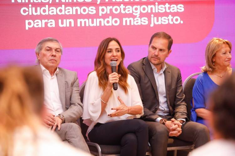 Victoria Tolosa Paz de visita en Córdoba
