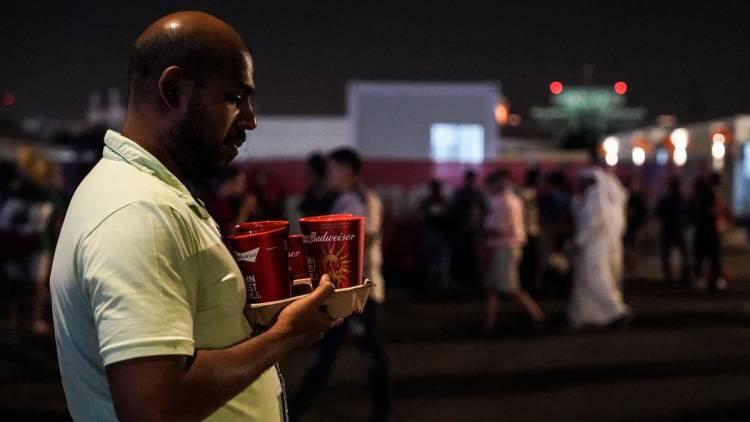 Tomar cerveza en el Mundial, una odisea para los fanáticos en Qatar