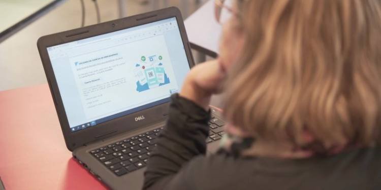 Brindarán cursos y capacitaciones gratuitas en habilidades digitales a personas mayores de 50 años
