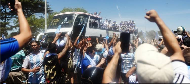 Histórico: 4 millones de argentinos festejan la caravana junto a los jugadores campeones del mundo