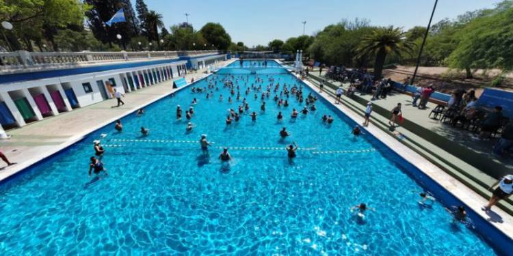 Las piletas de los polideportivos municipales, una excelente opción para disfrutar el verano de manera accesible