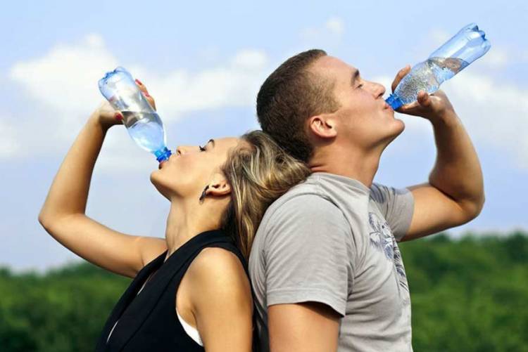 El valor del agua para mantenerse hidratado en el verano