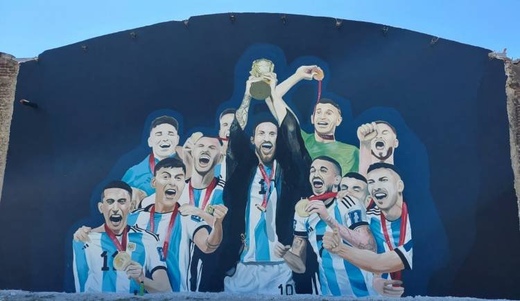 Sorprende el mural realista dedicado a los campeones del mundo en Estación Juarez Celman