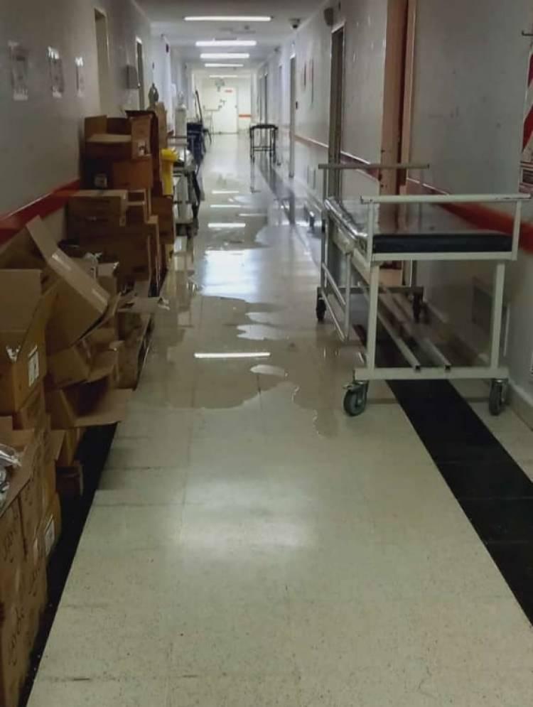 Salas del Hospital Misericordia bajo el agua después de las lluvias.