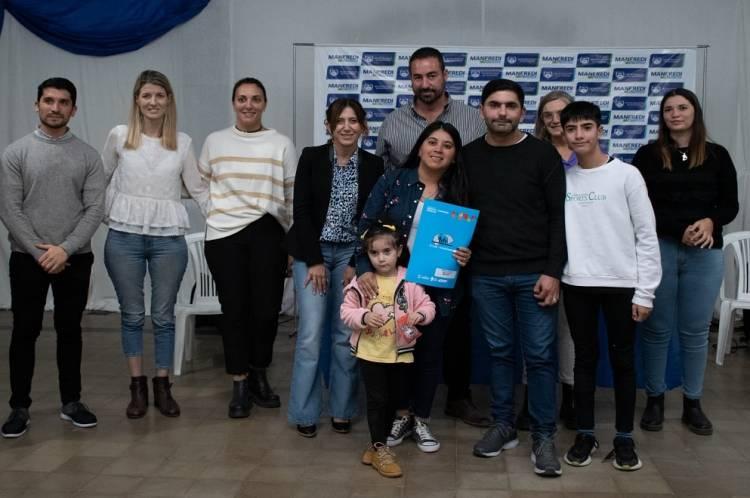 En Manfredi, entregaron escrituras sociales