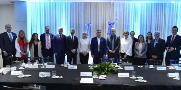 Llaryora se reunió con una delegación de consejeros de la Unión Europea