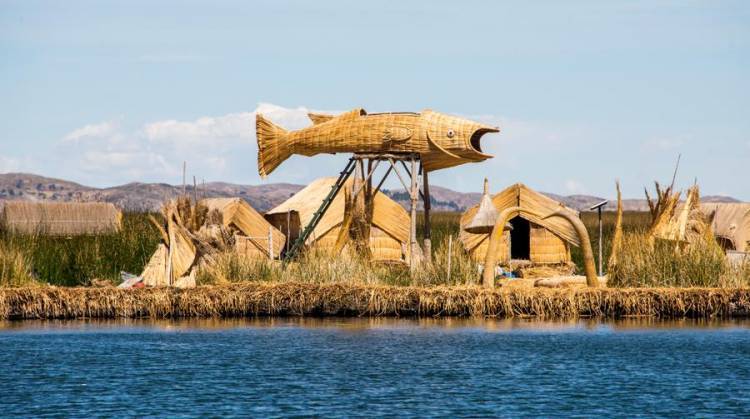 Uros peruanos que viven flotando en el agua del Titicaca